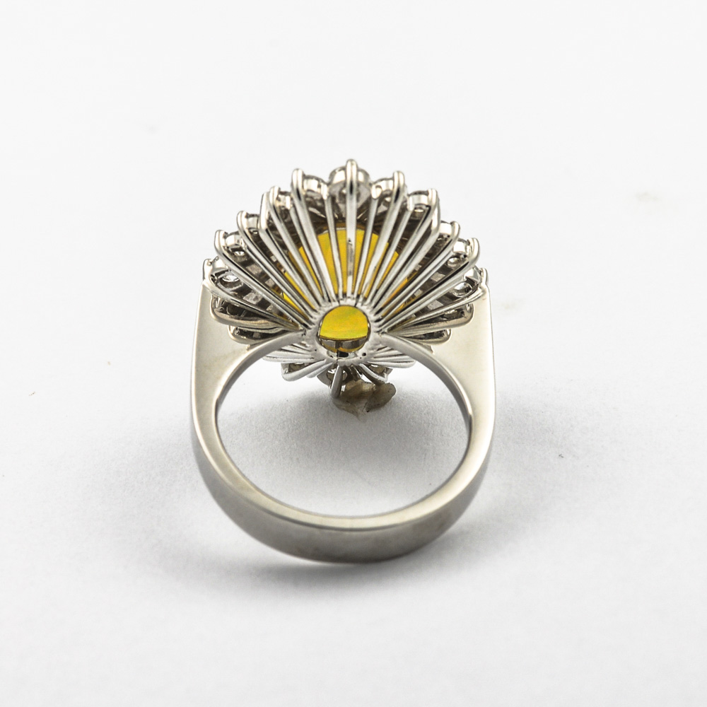 Ring aus 750 Weißgold mit Opal und Brillant, nachhaltiger second hand Schmuck perfekt aufgearbeitet