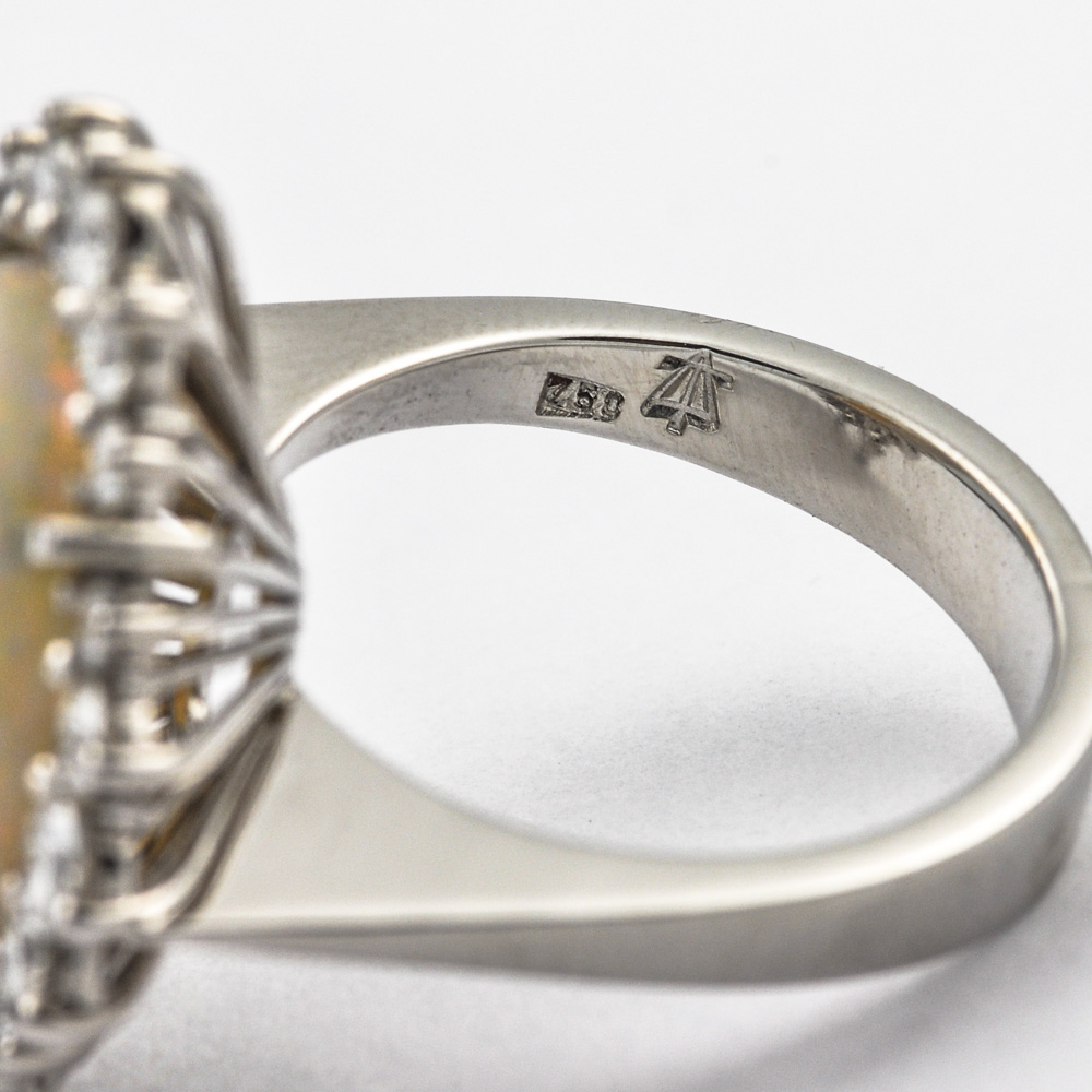 Ring aus 750 Weißgold mit Opal und Brillant, nachhaltiger second hand Schmuck perfekt aufgearbeitet