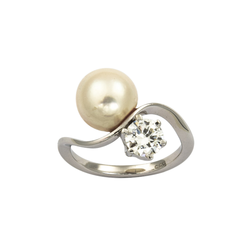 Ring aus 585 Weißgold mit Perle und Brillant, nachhaltiger second hand Schmuck perfekt aufgearbeitet