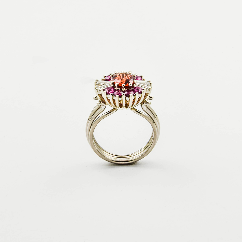 Ring aus 750 Weißgold mit Granat, Rubin und Diamant, nachhaltiger second hand Schmuck perfekt aufgearbeitet