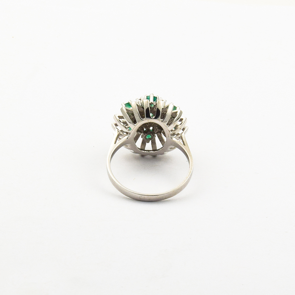 Ring aus 585 Weißgold mit Smaragd und Diamant, nachhaltiger second hand Schmuck perfekt aufgearbeitet