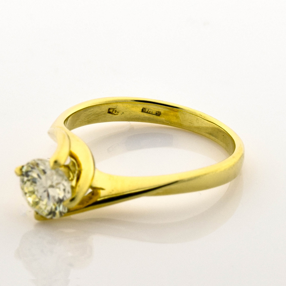 Solitärring aus 750 Gelbgold mit Diamant, nachhaltiger second hand Schmuck perfekt aufgearbeitet