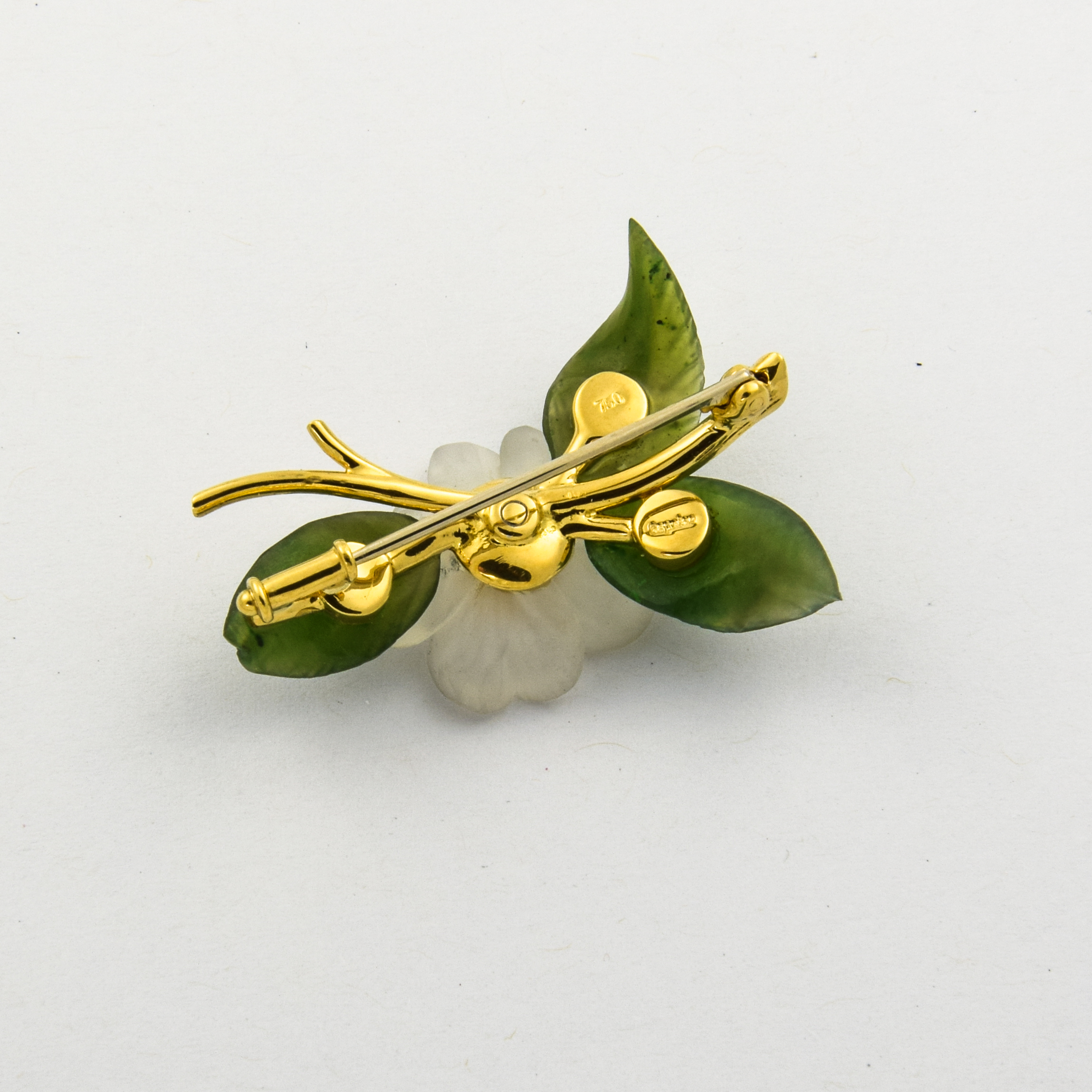 Brosche aus 750 Gelbgold mit Jade, Bergkristall und Perle, nachhaltiger second hand Schmuck perfekt aufgearbeitet