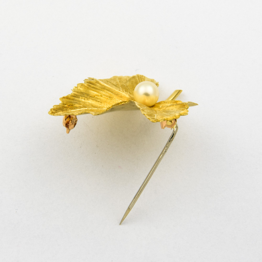 Brosche aus 750 Gelbgold mit Perle, nachhaltiger second hand Schmuck perfekt aufgearbeitet