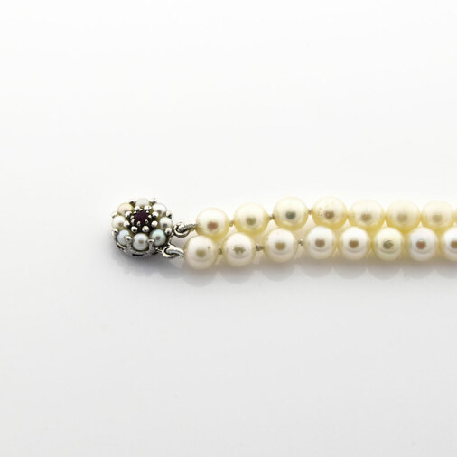 Perlenarmband mit Schließe aus 585 Weißgold mit Perle und Rubin, nachhaltiger second hand Schmuck perfekt aufgearbeitet
