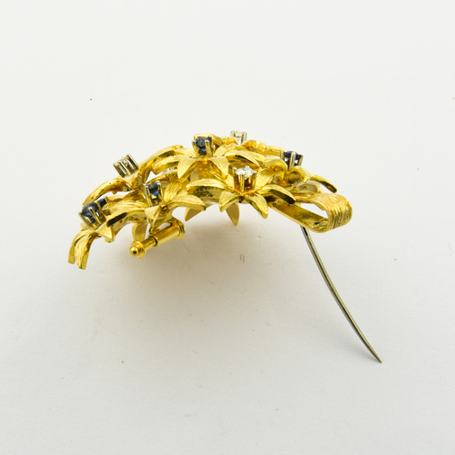 Anhänger/Brosche Blumen aus 750 Gelb- und Weißgold mit Saphir und Brillant, nachhaltiger second hand Schmuck perfekt aufgearbeitet