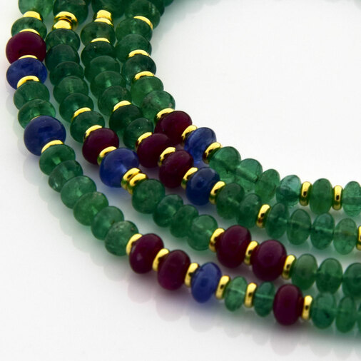 Smaragdkette mit Saphir und Rubin mit Schließe und Zwischenteilen aus 750 Gelbgold, nachhaltiger second hand Schmuck perfekt aufgearbeitet