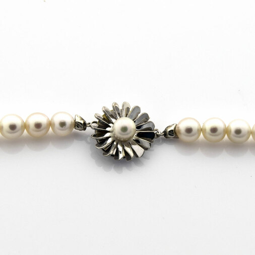 Perlenkette mit Schließe aus 585 Weißgold mit Perle, nachhaltiger second hand Schmuck perfekt aufgearbeitet