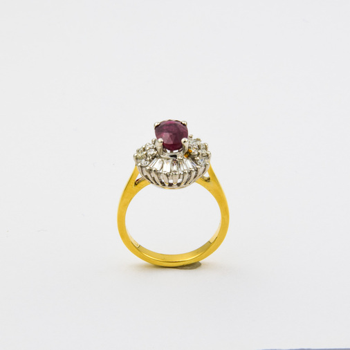 Entourage-Ring aus 750 Gelb- und Weißgold mit Rubin und Brillant, nachhaltiger second hand Schmuck perfekt aufgearbeitet