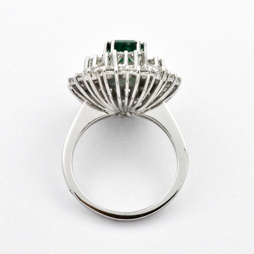 Entourage-Ring aus 750 Weißgold mit Smaragd, Brillant und Diamant, nachhaltiger second hand Schmuck perfekt aufgearbeitet