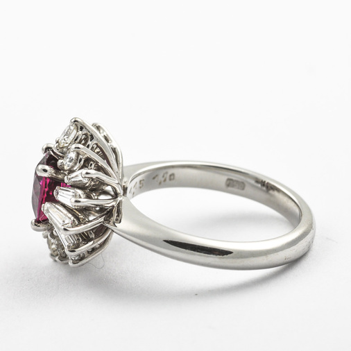 Entourage-Ring aus 750 Weißgold mit Rubin, Brillant und Diamant, nachhaltiger second hand Schmuck perfekt aufgearbeitet