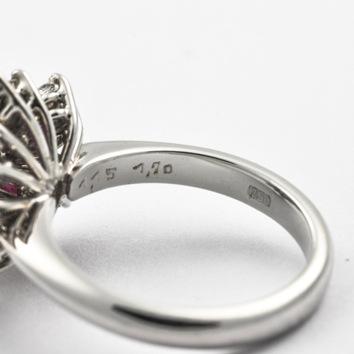 Entourage-Ring aus 750 Weißgold mit Rubin, Brillant und Diamant, nachhaltiger second hand Schmuck perfekt aufgearbeitet