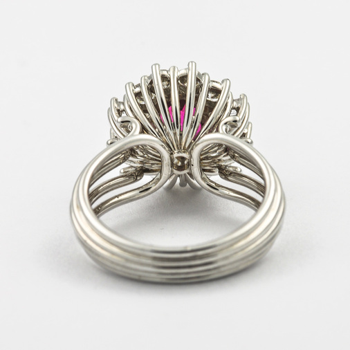 Entourage-Ring aus 750 Weißgold mit Rubin, Diamant und Brillant, nachhaltiger second hand Schmuck perfekt aufgearbeitet