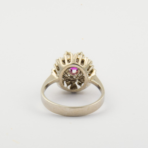 Entourage-Ring aus 585 Weißgold mit Rubin und Brillant, nachhaltiger second hand Schmuck perfekt aufgearbeitet