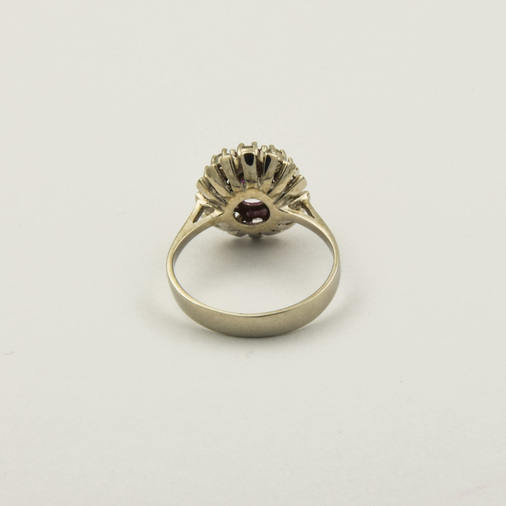 Entourage-Ring aus 585 Weißgold mit Rubin und Brillant, nachhaltiger second hand Schmuck perfekt aufgearbeitet
