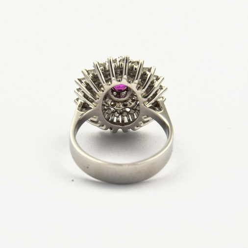 Entourage-Ring aus 585 Weißgold mit Rubin, Brillant und Diamant, neuwertig, nachhaltiger second hand Schmuck perfekt aufgearbeitet