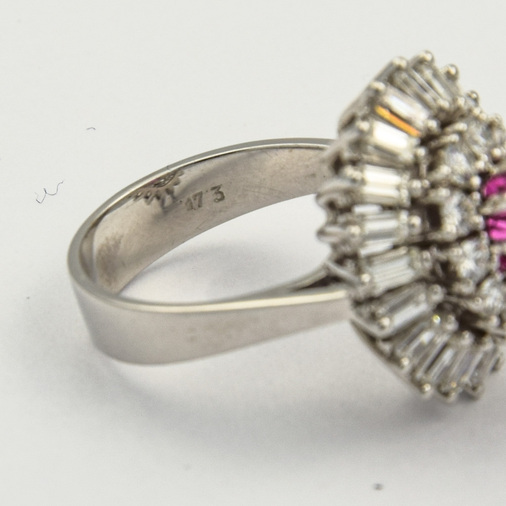 Entourage-Ring aus 585 Weißgold mit Rubin, Brillant und Diamant, neuwertig, nachhaltiger second hand Schmuck perfekt aufgearbeitet