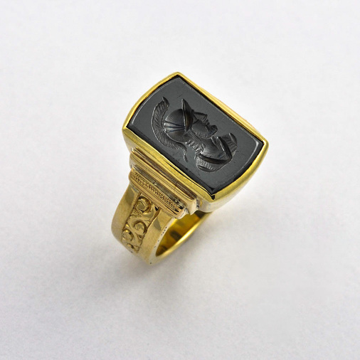 Ring aus 585 Gelbgold mit Hämatit, hochwertiger second hand Schmuck perfekt aufgearbeitet