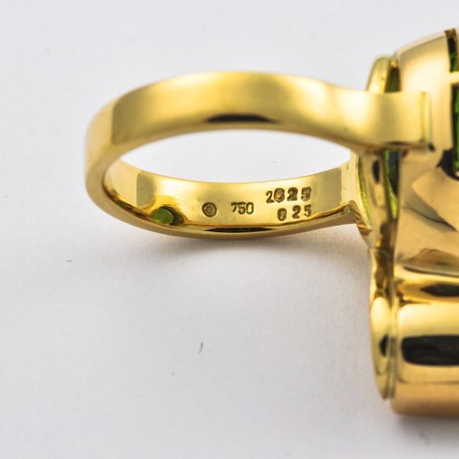 Ring aus 750 Gelbgold mit Peridot und Brillant, nachhaltiger second hand Schmuck perfekt aufgearbeitet