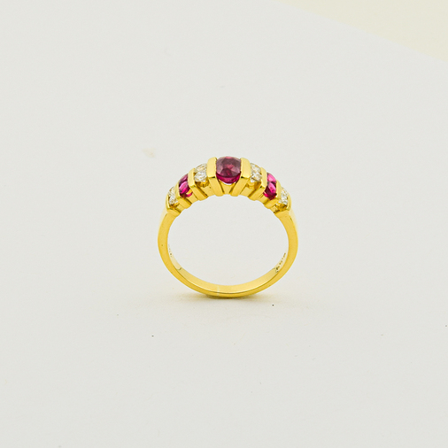 Ring aus 750 Gelbgold mit Rubin und Brillant, nachhaltiger second hand Schmuck perfekt aufgearbeitet