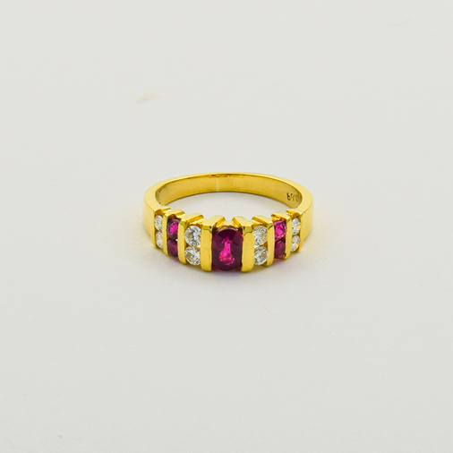 Ring aus 750 Gelbgold mit Rubin und Brillant, nachhaltiger second hand Schmuck perfekt aufgearbeitet