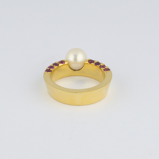 Ring aus 750 Gelbgold mit Rubin und Perle, hochwertiger second hand Schmuck perfekt aufgearbeitet
