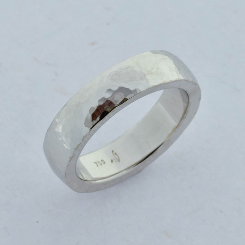 Ring aus 750 Weißgold, nachhaltiger second hand Schmuck perfekt aufgearbeitet