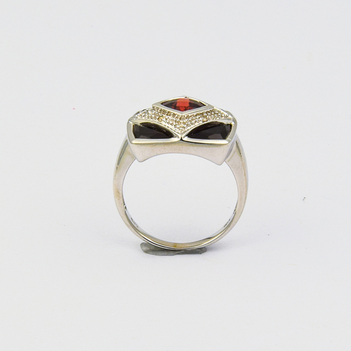 Ring aus 585 Weißgold mit Granat, Onyx und Diamant, nachhaltiger second hand Schmuck perfekt aufgearbeitet