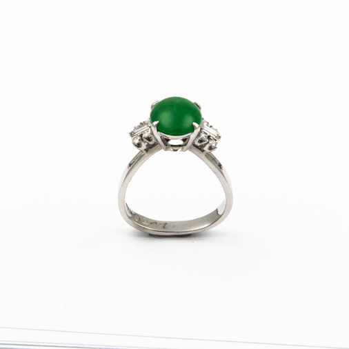 Ring aus 585 Weißgold mit Jade, Brillant und Diamant, nachhaltiger second hand Schmuck perfekt aufgearbeitet