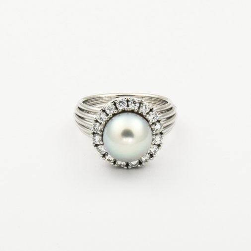 Ring aus 585 Weißgold mit Perle und Brillant, nachhaltiger second hand Schmuck perfekt aufgearbeitet