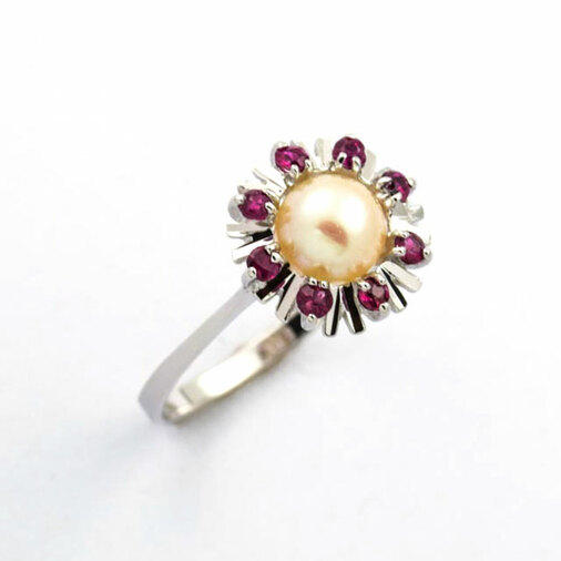 Perlenring aus 585 Weißgold mit Rubin, nachhaltiger second hand Schmuck perfekt aufgearbeitet
