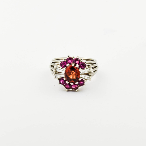 Ring aus 750 Weißgold mit Granat, Rubin und Diamant, nachhaltiger second hand Schmuck perfekt aufgearbeitet