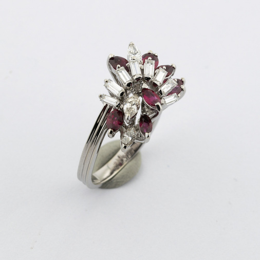 Ring aus 750 Weißgold mit Rubin und Diamant, hochwertiger second hand Schmuck perfekt aufgearbeitet