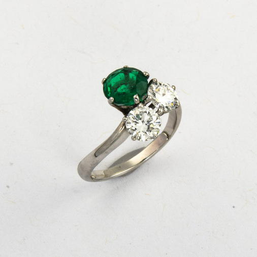 Ring aus 750 Weißgold mit Smaragd und Brillant, nachhaltiger second hand Schmuck perfekt aufgearbeitet