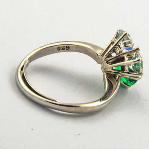 Ring aus 750 Weißgold mit Smaragd und Brillant, nachhaltiger second hand Schmuck perfekt aufgearbeitet