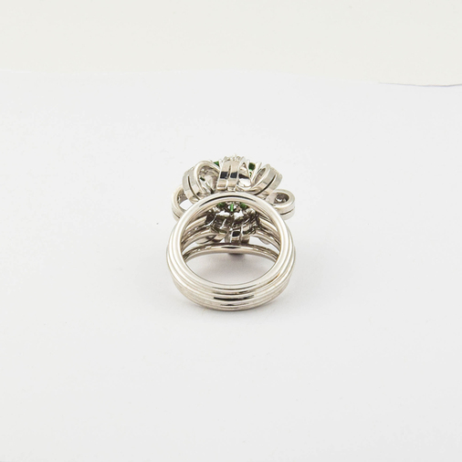 Ring aus 750 Weißgold mit Rubin, Tsavorit und Brillant, nachhaltiger second hand Schmuck perfekt aufgearbeitet