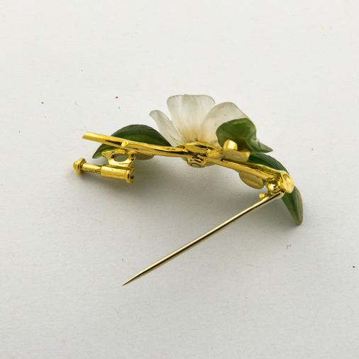 Brosche aus 750 Gelbgold mit Jade, Bergkristall und Perle, nachhaltiger second hand Schmuck perfekt aufgearbeitet