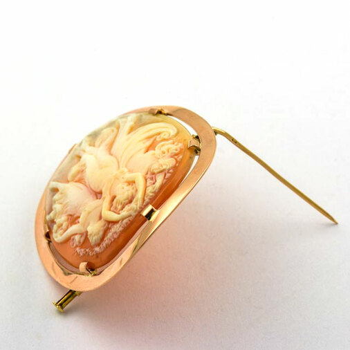 Brosche aus 585 Gelbgold mit Muschelkamee, nachhaltiger second hand Schmuck perfekt aufgearbeitet