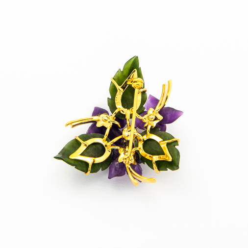 Brosche Veilchenstrauß aus 585 Gelbgold mit Jade, Amethyst und Diamant, nachhaltiger second hand Schmuck perfekt aufgearbeitet