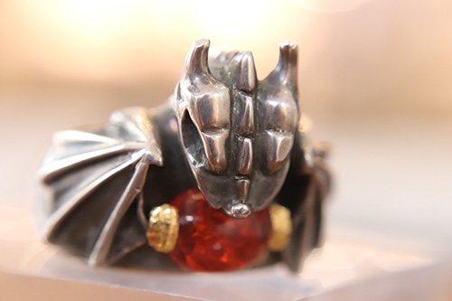 Ring mit Fledermaus-Motiv aus Silber und Gold mit Opal