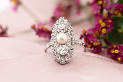 Zauberhafter antiker Ring aus Weissgold mit Diamant und Perle