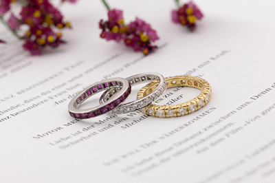 Zauberhafte Ringe: Second Hand Memoryringe aus Gold mit Brillanten und Rubinen