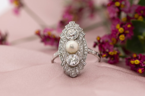 Antike Verlobungsring aus Weissgold mit Perlen und Diamanten