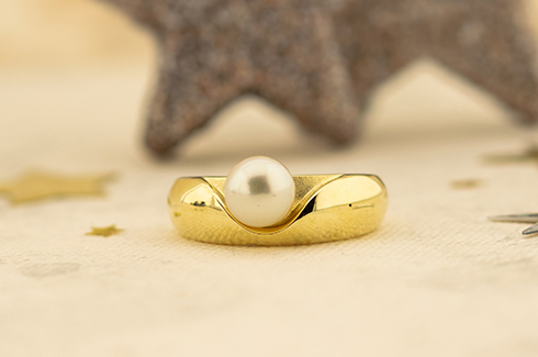 Ein Gelbgoldener Ring mit Perle ist eine sehr gute Geschenkidee